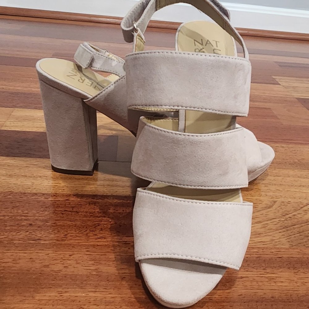 Woman's Block Heel Naturalizer Platform Sandals - Size 8.5
